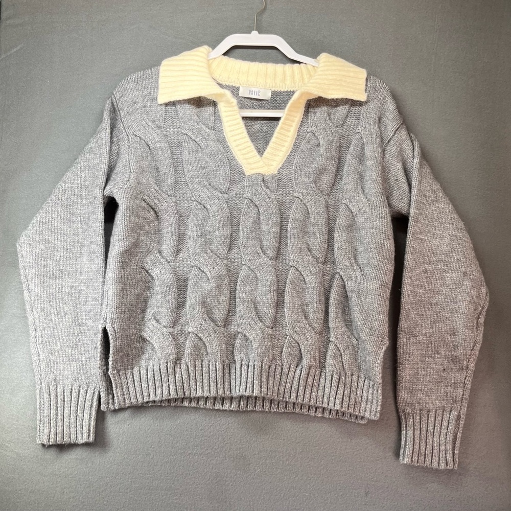 Source Unknown Gray and Cream V-Neck Sweater
